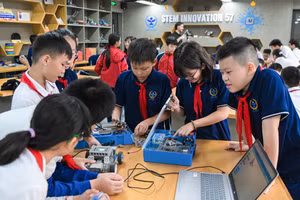 Học sinh Trường THCS Cầu Giấy (Hà Nội) thực hành trong phòng học STEM của nhà trường. Ảnh: NTCC