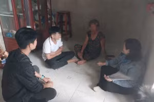 Cô Phạm Thị Giang (ngoài cùng bên phải) cùng đồng nghiệp đến gia đình các em có hoàn cảnh khó khăn để tìm hiểu. 