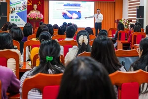 Giáo viên tại Trường THCS Tiên Dược (Sóc Sơn, Hà Nội) tham gia chương trình tập huấn về kết nối thế hệ số. Ảnh: Đình Tuệ 