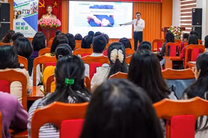 Giáo viên tại Trường THCS Tiên Dược (Sóc Sơn, Hà Nội) tham gia chương trình tập huấn về kết nối thế hệ số. Ảnh: Đình Tuệ