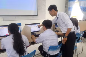 Giáo viên Trường THPT Trần Đại Nghĩa (Cần Thơ) hướng dẫn học sinh đăng ký dự thi trực tuyến. Ảnh: NTCC