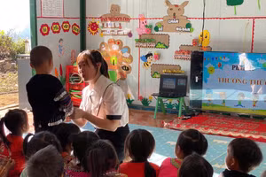 Cô Hoàng Thị Hương ân cần với học trò.