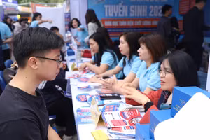 Học sinh tham dự Ngày hội tư vấn Tuyển sinh - Hướng nghiệp 2025. Ảnh minh họa: INT