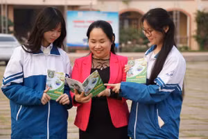 Cô Nguyễn Thu Quyên, giáo viên có những giải pháp ứng dụng công nghệ hiệu quả trong giáo dục của Trường THPT Chuyên Nguyễn Trãi (Hải Phòng) và học trò. Ảnh: NVCC