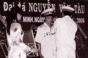 Đại tá Tư Cang nhận danh hiệu Anh hùng lực lượng vũ trang nhân dân năm 2006. Ảnh: Tư liệu.