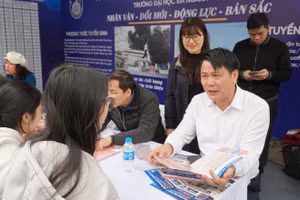 PGS.TS Nguyễn Văn Tuân tư vấn tuyển sinh, hướng nghiệp cho học sinh lớp 12. Ảnh: TG