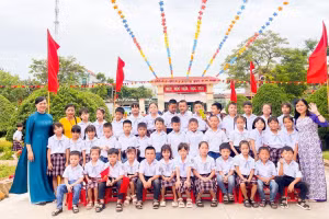 Cô Trần Thị Hợi (ngoài cùng bên trái) - Hiệu trưởng Trường Tiểu học Khánh Nhạc B (huyện Yên Khánh, Ninh Bình) cùng học trò. Ảnh: NVCC