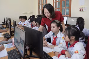 Cô Đặng Thị Huệ và học sinh Trường THCS Mộc Lỵ (Mộc Sơn, Sơn La). Ảnh: NVCC