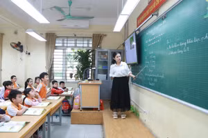 Cô Phạm Thị Duyến - giáo viên Trường Tiểu học Yên Nghĩa đoạt giải Nhất Hội thi Giáo viên dạy giỏi cấp quận năm học 2024 - 2025. Ảnh: TG