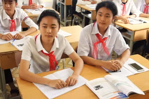 Với mục tiêu trở thành giáo viên giỏi, mỗi ngày Hương (bên phải) không ngừng học hỏi, trau dồi kiến thức. 