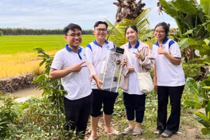 Nhóm sinh viên với chuyến thực nghiệm ruộng lúa của hộ nông dân tỉnh Vĩnh Long. Ảnh: NVCC