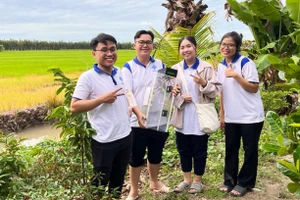 Nhóm sinh viên với chuyến thực nghiệm ruộng lúa của hộ nông dân tỉnh Vĩnh Long. Ảnh: NVCC