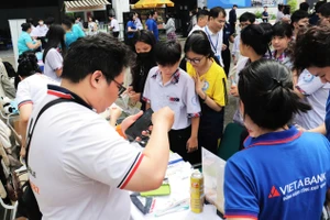 Sinh viên Trường Cao đẳng nghề Hoa Sen tiếp cận với nhà tuyển dụng. Ảnh: NTCC