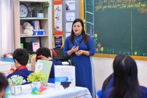 Thầy trò Trường THCS - THPT Ban Mai (Kiến Hưng, Hà Nội). Ảnh: NTCC