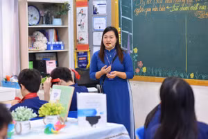 Thầy trò Trường THCS - THPT Ban Mai (Kiến Hưng, Hà Nội). Ảnh: NTCC