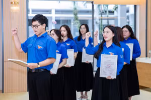 Các đoàn viên ưu tú được kết nạp Đảng tại Đại học Kinh tế TPHCM, tháng 12/2025. Ảnh: UEH