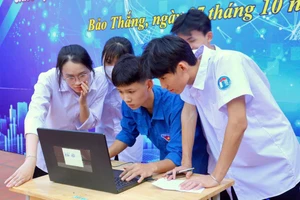 Học sinh Lào Cai tích cực hưởng ứng chuyển đổi số. Ảnh: Hà Thuận