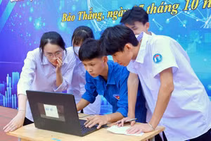 Học sinh Lào Cai tích cực hưởng ứng chuyển đổi số. Ảnh: Hà Thuận