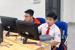 Học sinh Trường THCS Tây Mỗ 3, quận Nam Từ Liêm (Hà Nội) trong giờ thực hành tại phòng Tin học. Ảnh: TG