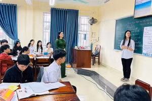 Giờ học tại Trường THPT A Lưới, TP Huế. Ảnh: NTCC