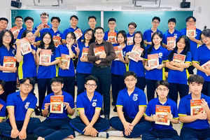 ThS Võ Minh Nghĩa, Tổ trưởng Tổ Ngữ văn, Trường THPT Nguyễn Du cùng học sinh. Ảnh: NTCC