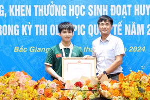 Lãnh đạo UBND huyện Tân Yên trao thưởng em Giáp Vũ Sơn Hà.