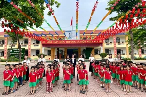 Trẻ 5 tuổi Trường Mầm non Tùng Ảnh tham quan tại Trường TH Tùng Ảnh (Đức Thọ, Hà Tĩnh). Ảnh: NVCC