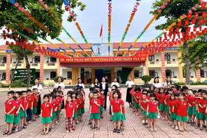 Trẻ 5 tuổi Trường Mầm non Tùng Ảnh tham quan tại Trường TH Tùng Ảnh (Đức Thọ, Hà Tĩnh). Ảnh: NVCC