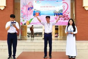 Hoạt động tuyên truyền chủ đề “Cử tri trẻ tuổi 18 - Vững kiến thức, tự tin đi bầu” tại Trường THPT Hồ Thị Kỷ (Cà Mau).