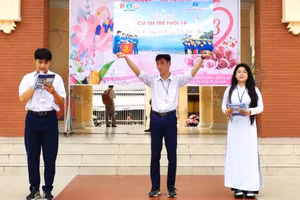 Hoạt động tuyên truyền chủ đề “Cử tri trẻ tuổi 18 - Vững kiến thức, tự tin đi bầu” tại Trường THPT Hồ Thị Kỷ (Cà Mau).