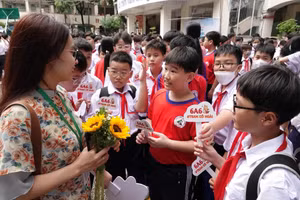 Cô trò Trường THCS Lương Thế Vinh (TPHCM) trong ngày tựu trường. Ảnh: NTCC