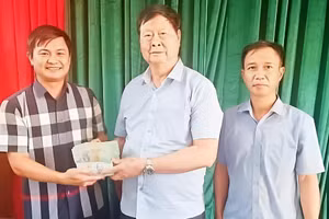 Thầy Khương Văn Hưng (giữa) trao số tiền ủng hộ người dân cho đại diện địa phương xã Quỹ Nhất, Ninh Bình.