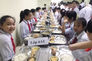 Bữa ăn bán trú của học sinh Trường THCS Mỗ Lao (Hà Đông, Hà Nội).