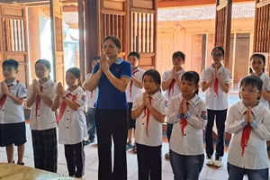 Hằng năm khu di tích đón hàng nghìn lượt khách đến viếng thăm.