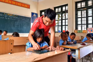 Thầy – trò vùng cao. Ảnh: ITN