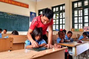 Thầy – trò vùng cao. Ảnh: ITN