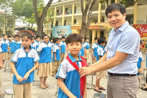 Thầy trò Trường Tiểu học Hội Hợp B (TP Vĩnh Yên, Vĩnh Phúc) trong Lễ kết nạp Đội viên năm học 2024 - 2025. Ảnh: Đình Tuệ