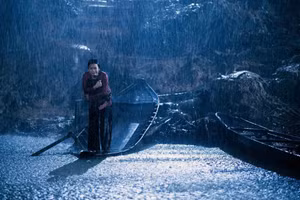 Một cảnh trong phim “Mưa đỏ”, bộ phim có doanh thu kỷ lục 714 tỷ đồng.