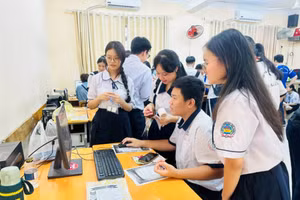 Học sinh lớp 9 trải nghiệm tại gian hàng Tổ Tin học (Trường THPT Trần Quang Khải). Ảnh: MA