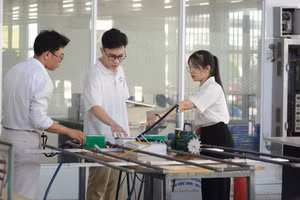 Dương Thị Thanh Hà cùng các sinh viên trong nhóm nghiên cứu thảo luận phương án thực hiện đề tài. Ảnh: NVCC