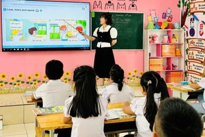 Cô Lê Thị Thanh Huyền - giáo viên Trường Tiểu học Châu Sơn (Cổ Đô, Hà Nội) trong giờ dạy tiếng Anh. Ảnh: NVCC