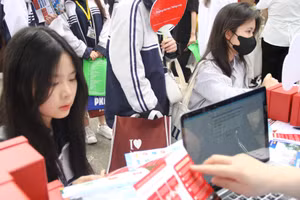 Thí sinh tham dự ngày hội tư vấn xét tuyển năm 2024. Ảnh: TG