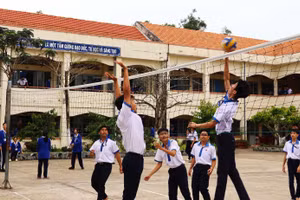 Học sinh Trường THPT Võ Văn Kiệt (Cà Mau) tham gia hoạt động thể dục thể thao giờ giải lao. Ảnh: QM