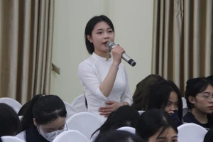 Học sinh Trường THPT Lê Hoàn (Hà Nam) đặt câu hỏi tại Hành trình khởi nghiệp và đổi mới sáng tạo từ THPT. Ảnh: TG