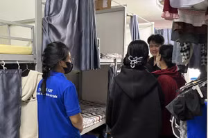 Tình nguyện viên Trường Đại học Công Thương TPHCM hỗ trợ sinh viên tìm nhà trọ đầu năm. Ảnh: HUIT