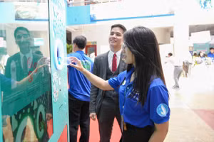 Máy thu gom thu gom và xử lý vỏ chai, vỏ lon tự động được đặt tại Trường Đại học Mở TPHCM. Ảnh: HCMCOU