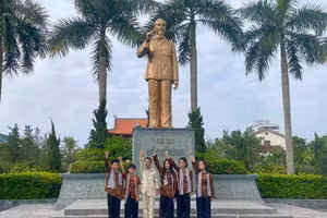 Học sinh Trường THCS Lê Văn Thiêm làm lễ báo công nơi Khu lưu niệm Bác Hồ về thăm Hà Tĩnh. Ảnh: TG