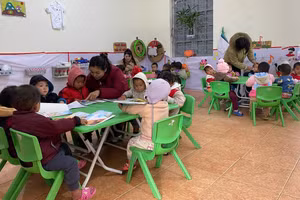 Học sinh vùng cao Dào San được nhắc nhở mặc đủ ấm khi đến trường mùa rét.