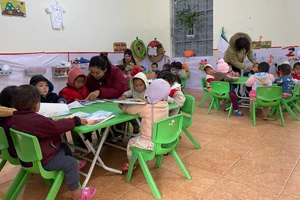 Học sinh vùng cao Dào San được nhắc nhở mặc đủ ấm khi đến trường mùa rét.