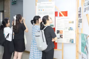 Sinh viên tham quan triển lãm nghệ thuật và công nghệ ArtTech Fusion tại Đại học Kinh tế TPHCM. Ảnh: UEH